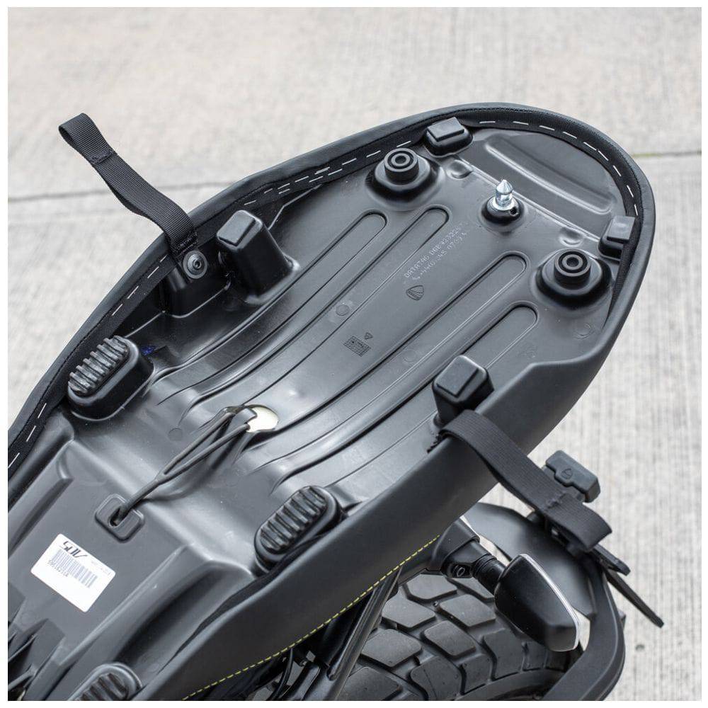Kriega US-Drypack Montagekit für Ducati Scrambler, robustes Befestigungssystem für Trockenrucksack, zeigt das montierte Kit an einer Ducati.