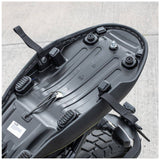 Kriega US-Drypack Montagekit für Ducati Scrambler, robustes Befestigungssystem für Trockenrucksack, zeigt das montierte Kit an einer Ducati.