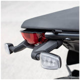 Kriega US-Drypack Montagekit für Ducati Scrambler, sichtbare Befestigungsteile und Taschenhalter aus robustem Material