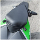 Kriega US-Drypack Montagekit für Aprilia Tuono Factory, inklusive Befestigungsteile für Taschenmontage, auf weißem Hintergrund