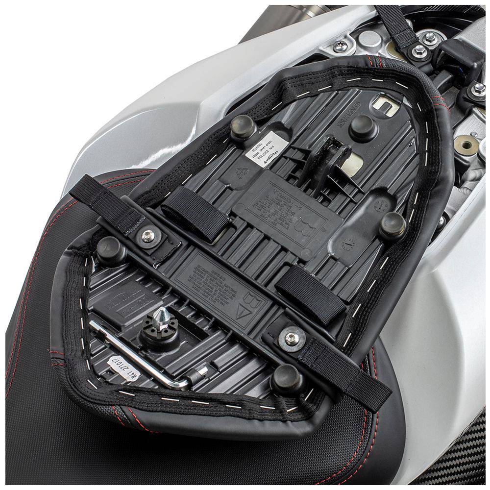 Montagekit für Kriega US-Drypack an Triumph Speed Triple 1050, langlebige Befestigungstaschen für Motorradzubehör.