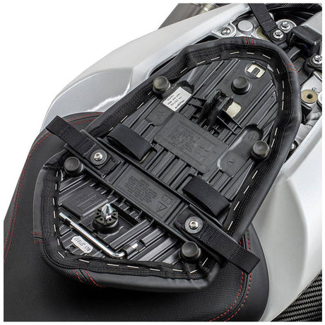 Montagekit für Kriega US-Drypack an Triumph Speed Triple 1050, langlebige Befestigungstaschen für Motorradzubehör.