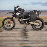 Kriega OS-6 Gepäcktasche, robuste schwarze Tasche für Motorräder, mit Reißverschlüssen und Befestigungsschlaufen.