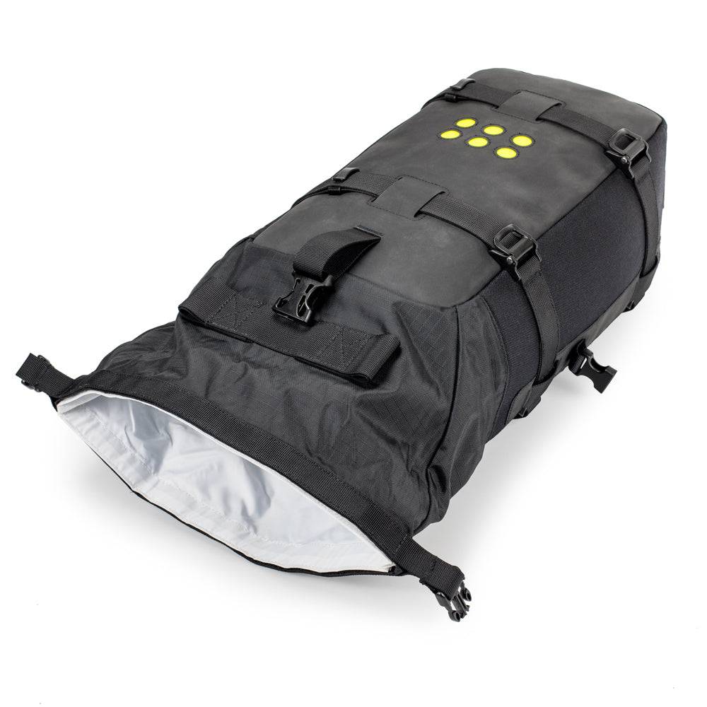 Kriega OS-12 Gepäcktasche aus robustem Material, seitlich an einem Motorrad befestigt, mit reflektierenden Elementen.