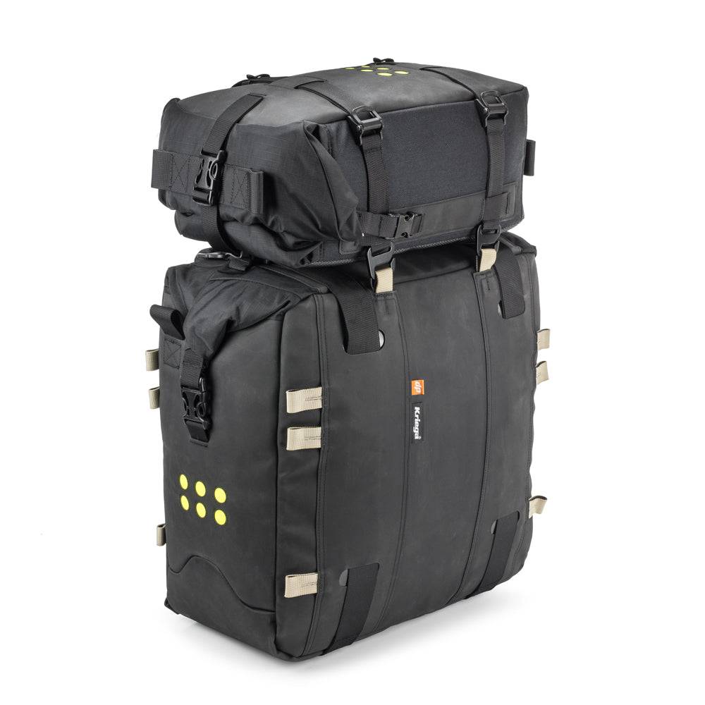 Kriega OS-12 Gepäcktasche aus strapazierfähigem Material, seitlich an einem Motorrad befestigt, für robusten Stauraum.