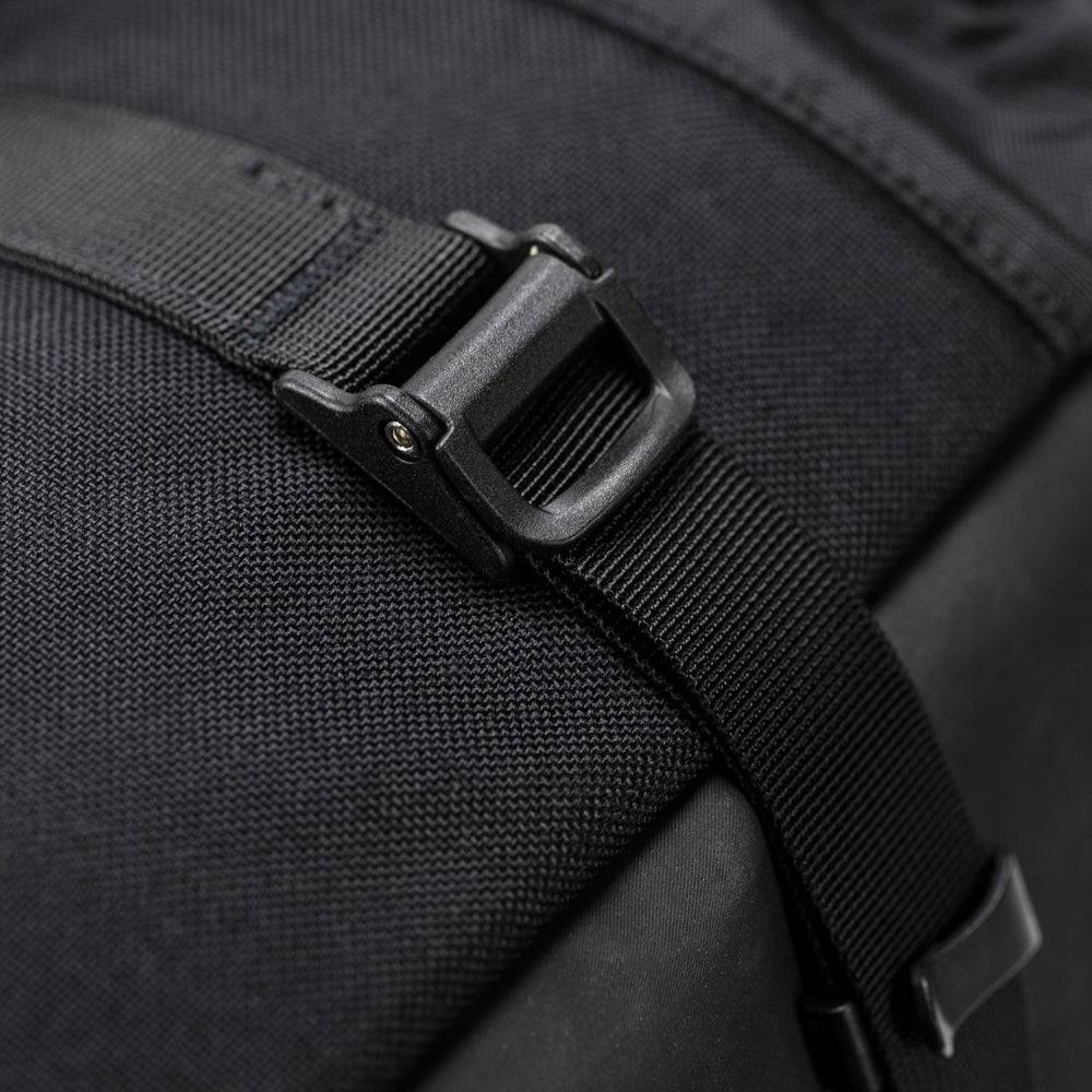 Kriega OS-12 Gepäcktasche aus robustem Material, seitlich an einem Fahrrad befestigt, mit transparentem Deckel und Reißverschluss.