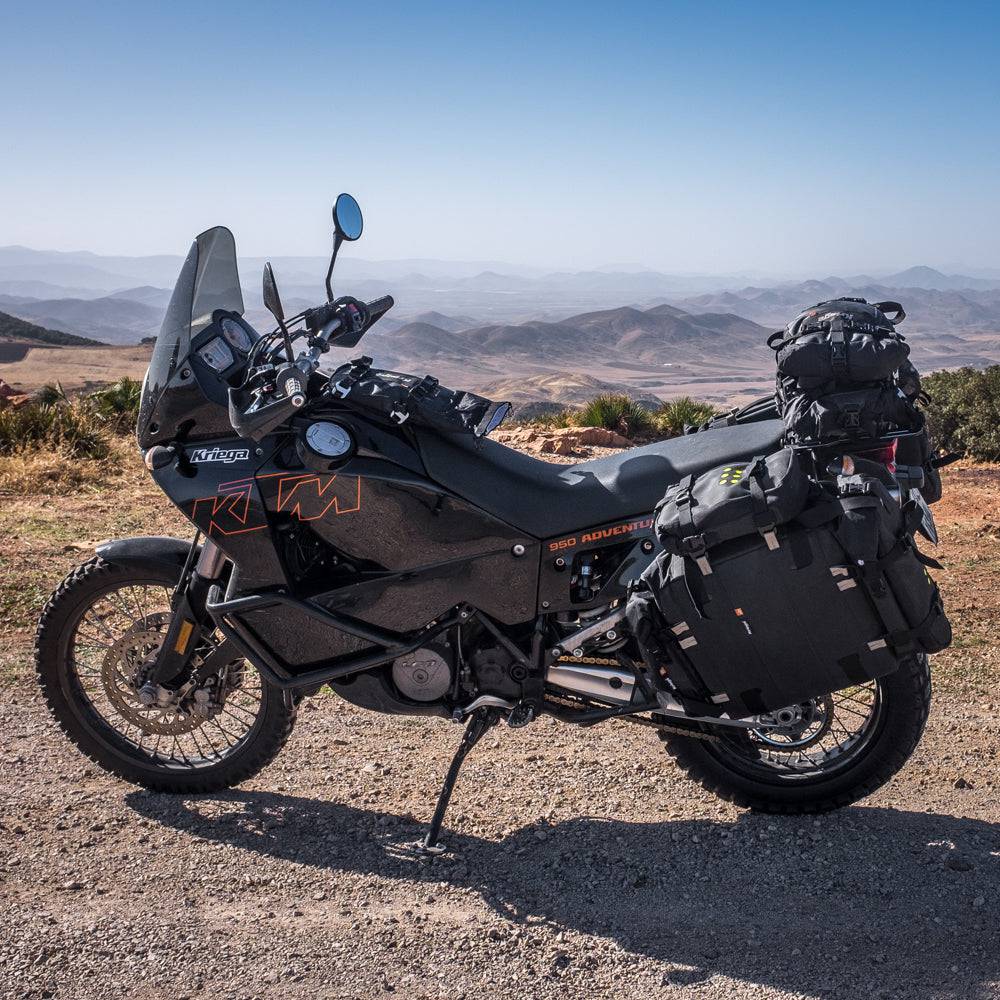 Kriega OS-12 Gepäcktasche aus robustem Material mit mehreren Fächern und Befestigungssystem, ideal für Motorradtaschen.