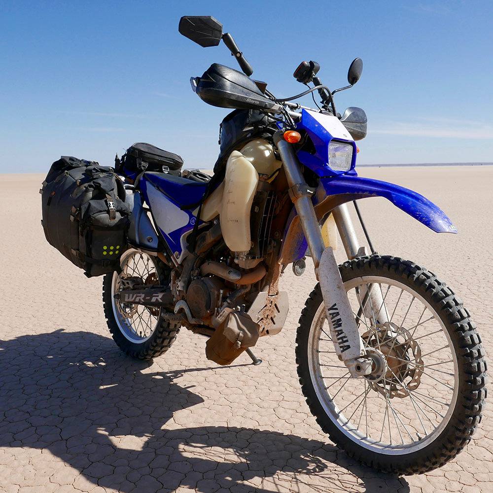 Kriega OS-12 Gepäcktasche aus robustem Material, zeigt die Tasche mit mehreren Fächern und Befestigungspunkten.