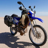 Kriega OS-12 Gepäcktasche aus robustem Material, zeigt die Tasche mit mehreren Fächern und Befestigungspunkten.