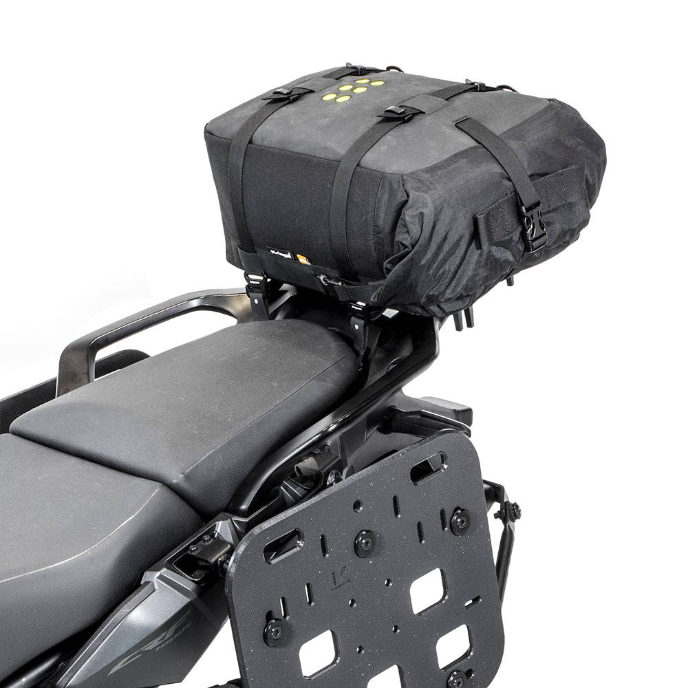 Kriega OS-18 Gepäcktasche aus robustem Material, seitliche Ansicht mit Reißverschluss und Befestigungssystem, für Motorräder geeignet