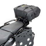 Kriega OS-18 Gepäcktasche aus robustem Material, seitliche Ansicht mit Reißverschluss und Befestigungssystem, für Motorräder geeignet