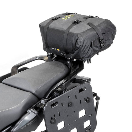 Kriega OS-18 Gepäcktasche aus robustem Material, seitliche Ansicht mit Reißverschluss und Befestigungssystem, für Motorräder geeignet