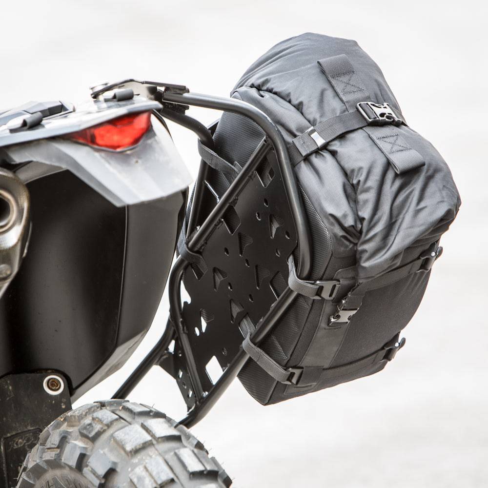 Kriega OS-18 Gepäcktasche aus robustem Material mit mehreren Fächern, montiert auf einem Motorrad, für sichere Aufbewahrung.