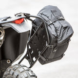 Kriega OS-18 Gepäcktasche aus robustem Material mit mehreren Fächern, montiert auf einem Motorrad, für sichere Aufbewahrung.
