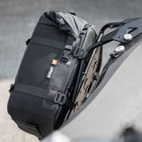 Kriega OS-18 Gepäcktasche, robuste schwarze Tasche für Motorräder, mit Reißverschlüssen und Befestigungsschlaufen.