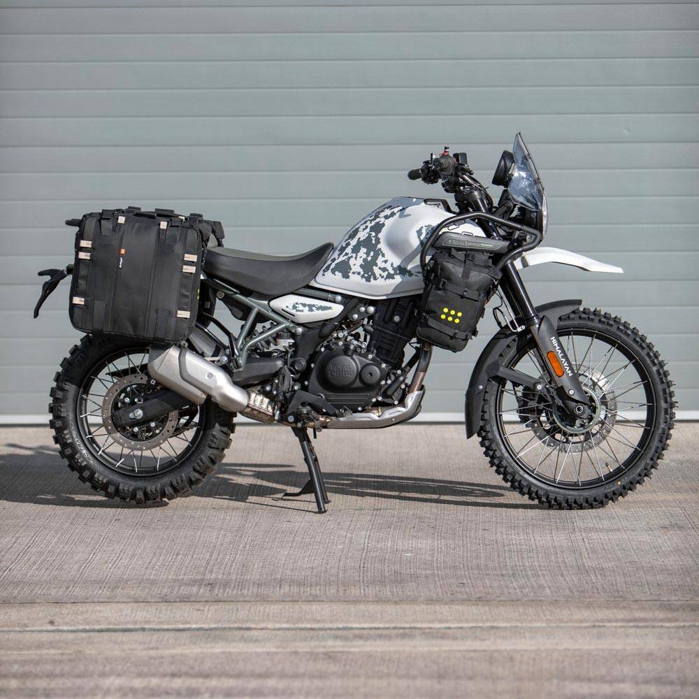 Kriega OS-22 Gepäcktasche aus robustem Material, zeigt die Tasche mit Reißverschluss und Befestigungssystem auf einem Motorrad
