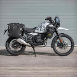 Kriega OS-22 Gepäcktasche aus robustem Material, zeigt die Tasche mit Reißverschluss und Befestigungssystem auf einem Motorrad