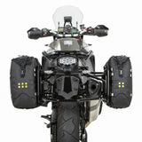 Kriega OS-22 Gepäcktasche aus robustem Material, seitlich an einem Motorrad befestigt, mit Tragegriff und reflektierenden Elementen