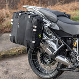 Kriega OS-22 Gepäcktasche aus robustem Material, mit reflektierenden Elementen und mehreren Fächern auf einem Motorrad.