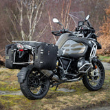Kriega OS-22 Gepäcktasche aus robustem Material, mit mehreren Fächern und Befestigungspunkten für Motorräder.