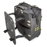 Kriega OS-32 Gepäcktasche, robuste schwarze Tasche mit reflektierenden Details und Befestigungssystem für Motorräder.