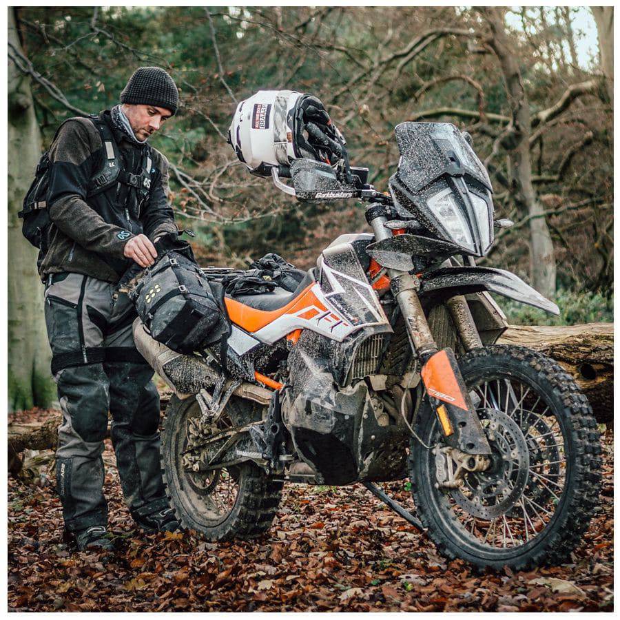 Montagekit für Kriega OS-Base an KTM 790/890, zeigt passendes Montagesystem für OS-Taschen, robustes Befestigungsset