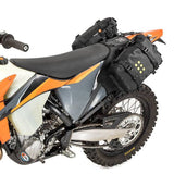 Montagekit für Kriega OS-Base für Dirtbike, inklusive Halterungen und Befestigungsteile für OS-Taschen auf einem Offroad-Motorrad