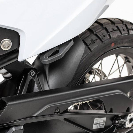Kriega OS-Fußrasten-Eliminator Montageset für KTM 790/890 und Husqvarna Norden 901, zeigt das schwarze Montagekit.