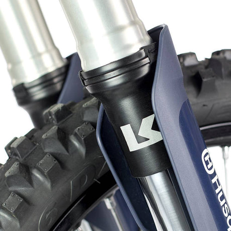 Gabelschoner von Kriega, passend für Motorradgabeln, aus robustem Material, zeigt die Gabelschutzabdeckungen in Detail.