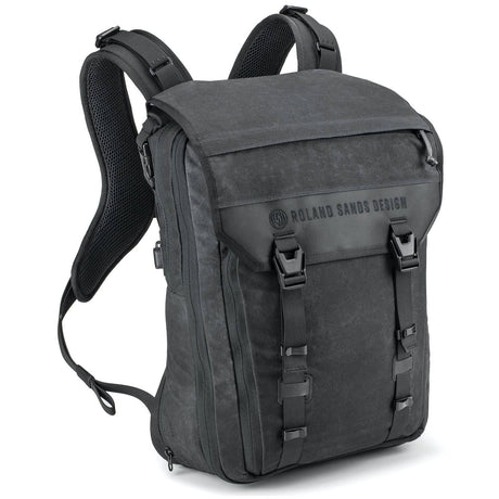 Schwarzer Kriega Rucksack Roam 34 im Roland Sands Design, zeigt robuste Tragegurte und stylisches Außenmaterial.