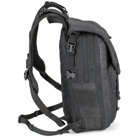 Schwarzer Kriega Rucksack Roam 34 von Roland Sands Design mit mehreren Fächern und gepolsterten Schultergurten.