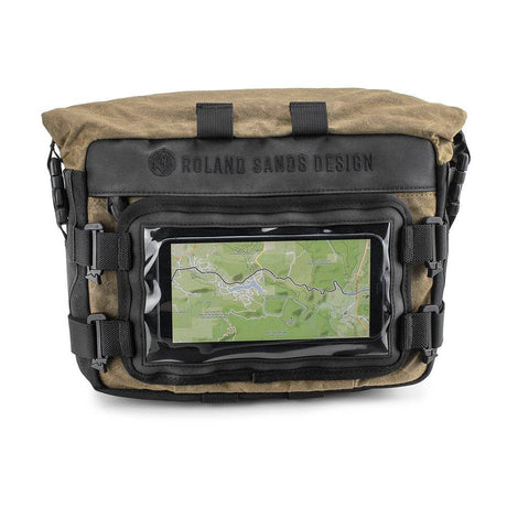 Kriega Roam Handlebar Tasche im Ranger Design von Roland Sands, robuste Fahrrad-Tasche mit stabilem Tragegriff, sichtbar auf dem Bild