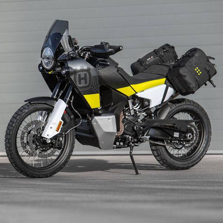 Kriega OS-Fußrasten-Eliminator Montagekit für KTM 790/890 und Husqvarna Norden 901, inklusive Befestigungsteile auf Bild.