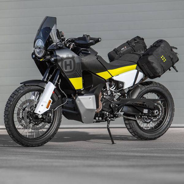 Kriega OS-Fußrasten-Eliminator Montagekit für KTM 790/890 und Husqvarna Norden 901, inklusive Befestigungsteile auf Bild.