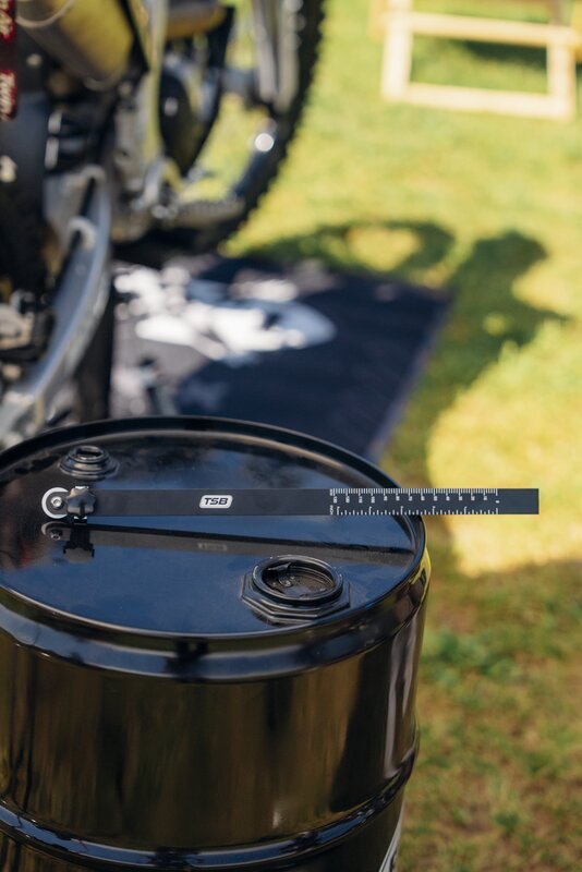 Schwarze TSB-RACING Durchhanglehre für Fahrwerkseinstellungen bei Motocross und Enduro, präzise Kontrolle und schnelle Einstellung