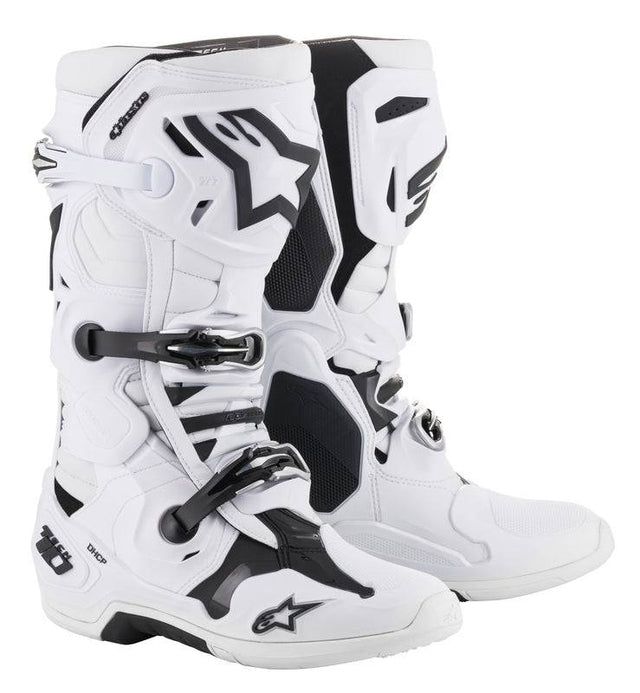 Weiße Alpinestars Tech 10 Stiefel mit robustem Design und Knöchelprotektoren, ideal für den Motorradsport.