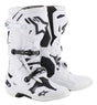 Weiße Alpinestars Tech 10 Stiefel mit robustem Design und Knöchelprotektoren, ideal für den Motorradsport.