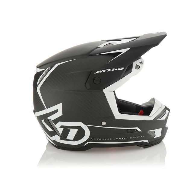 6D ATR-3 Motocrosshelm in weißer, matter Carbon-Optik mit FIM-Zertifizierung, bietet Schutz und Komfort für Offroad-Fahrer.
