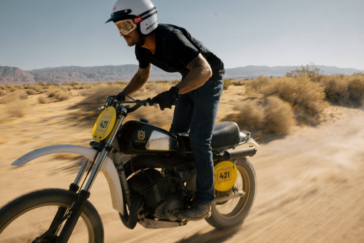 BELL Magnum Jethelm mit klarem Visier und aerodynamischem Design, bequemes Sitzpolster, für Motorradfahrer.