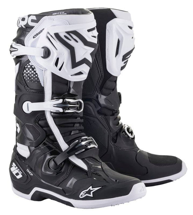 Alpinestars Tech 10 Stiefel in Schwarz und Weiß, Motorrad- und Enduro-Stiefel mit robustem Design und Protektoren.