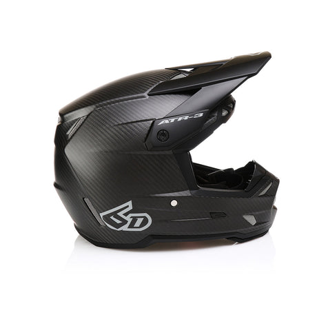 Schwarzer 6D ATR-3 Motocrosshelm in mattem Schwarz mit Carbon-Design, sicherer Schutz und modernes Design, seitlich sichtbar