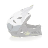 Weiß-graues 6D Alterra Visier als Ersatzvisier für MTB Fahrradhelm, schützt beim Radfahren vor Sonne und Wind.